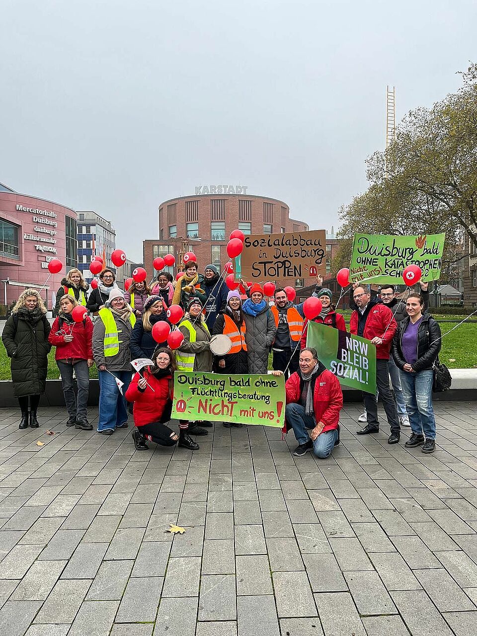 Mitarbeiter*innen des DRK Duisburg trafen sich vor dem Forum Mitarbeiter*innen trafen sich vor dem Forum in Duisburg