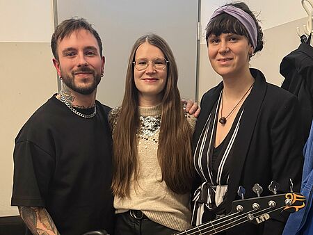 3 Personen mit dem versteigerten Bass