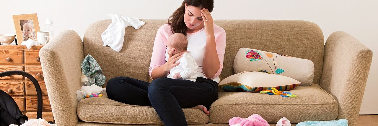 Babystress Gestresste Mutter mit Baby