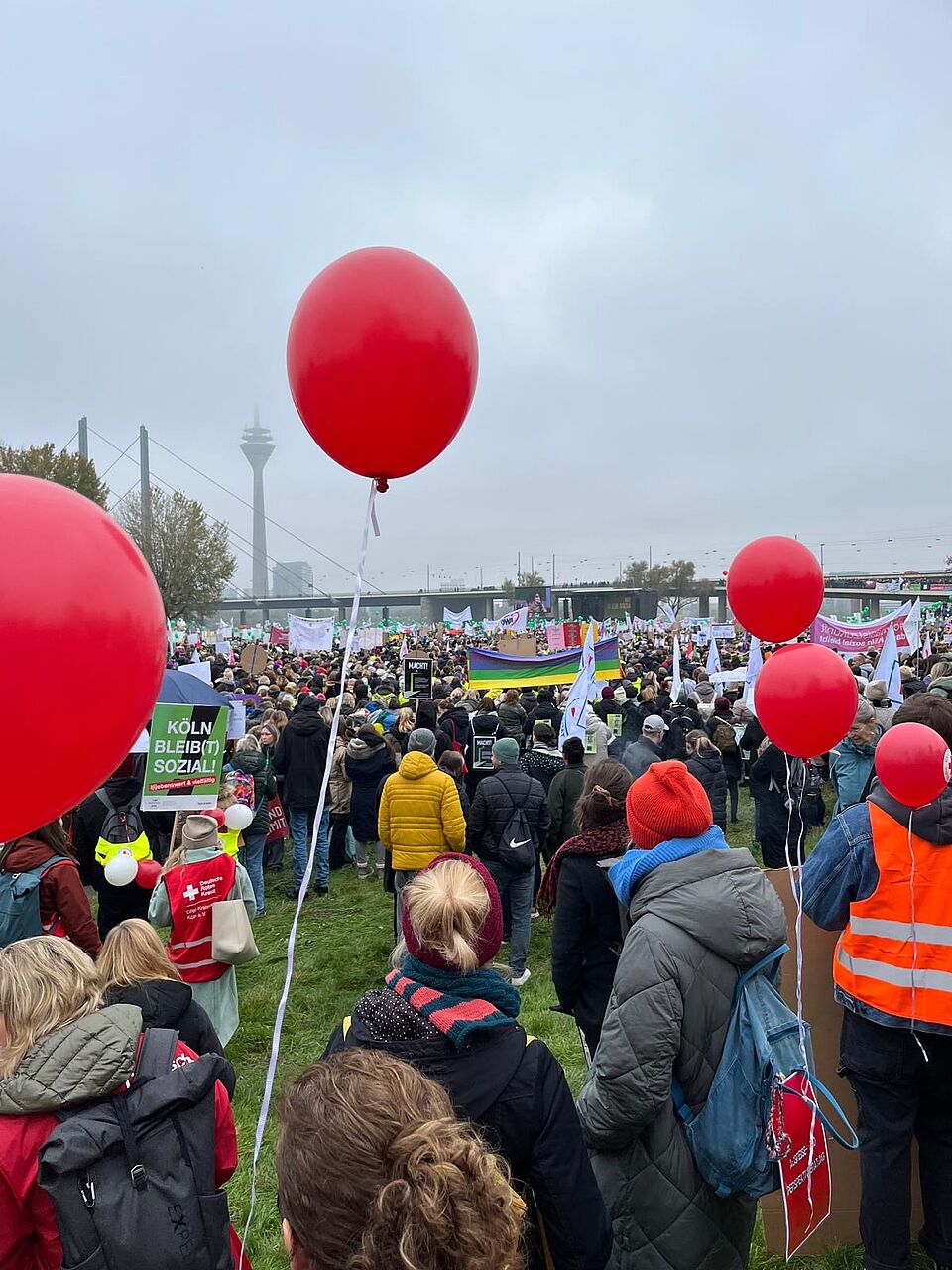 Auf den Rheinwiesen in Düsseldorf versammelten sich über 32.000 Menschen Ballons, rot, DRK Duisburg