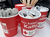 Tablett mit Kaffeebechern, Zucker und Milch