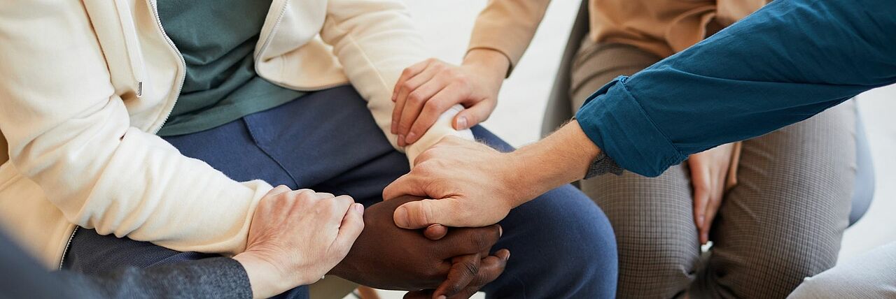 Selbsthilfegruppen Hände halten zusammen, um sich zu unterstützen und helfen
