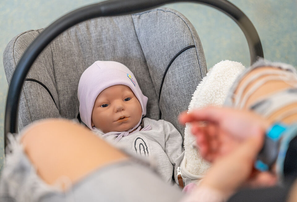 Babypuppe in Maxi Cosi