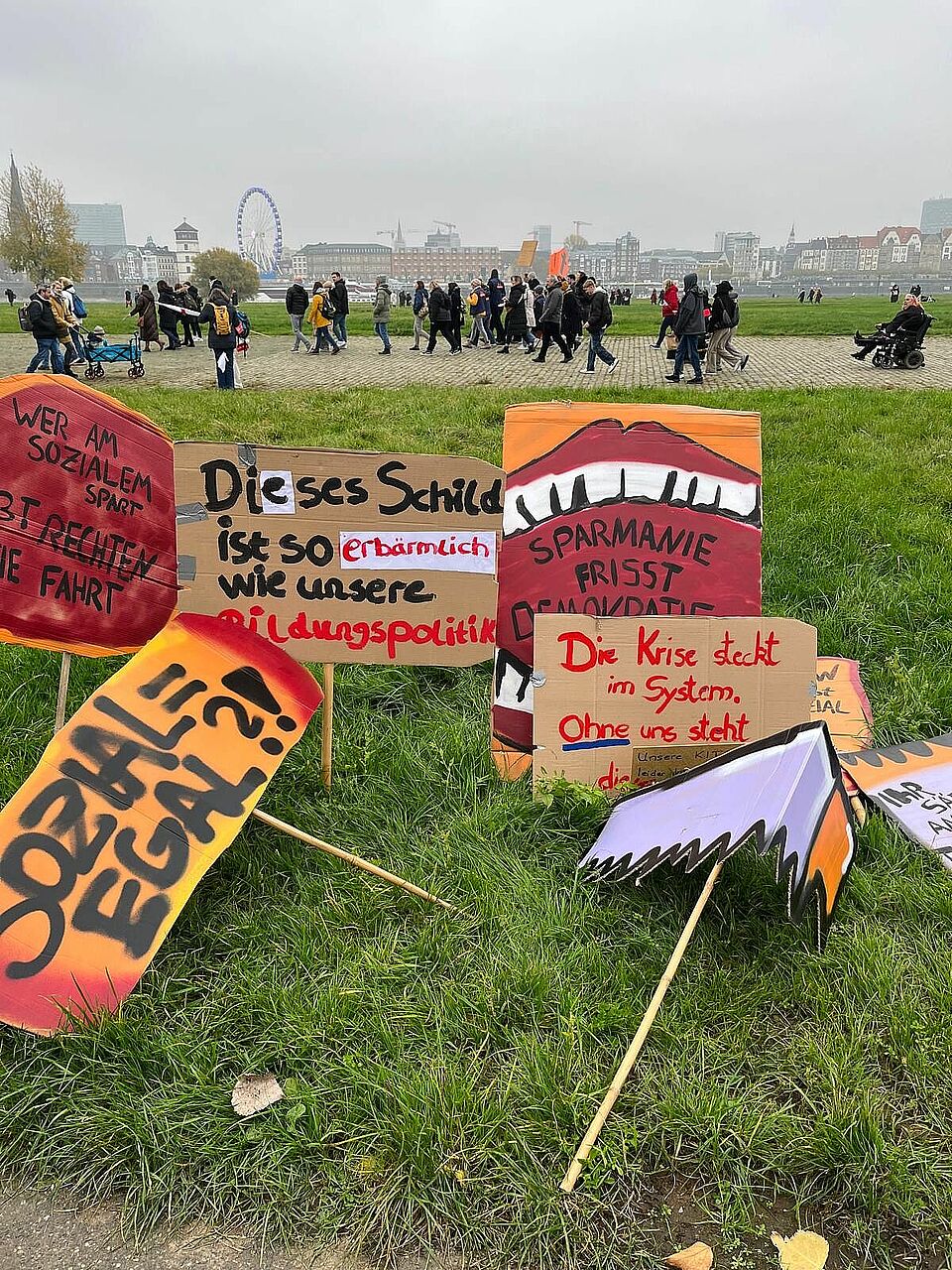 Protestschilder gegen die Kürzungen im sozialen Bereich Protestschilder gegen die Kürzungen im sozialen Bereich