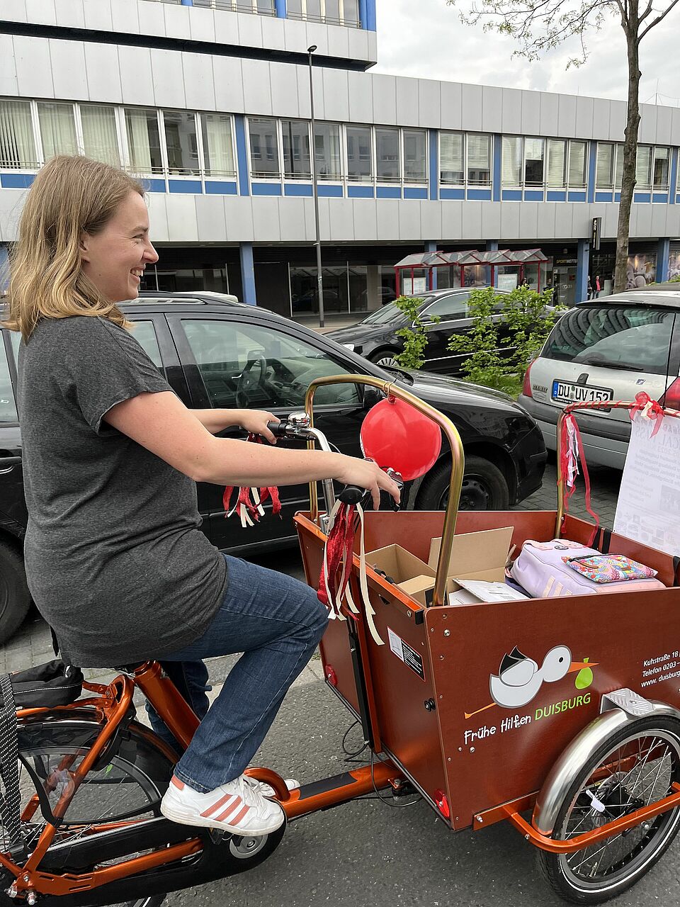 Lastenfahrrad Frau auf Lastenfahrrad