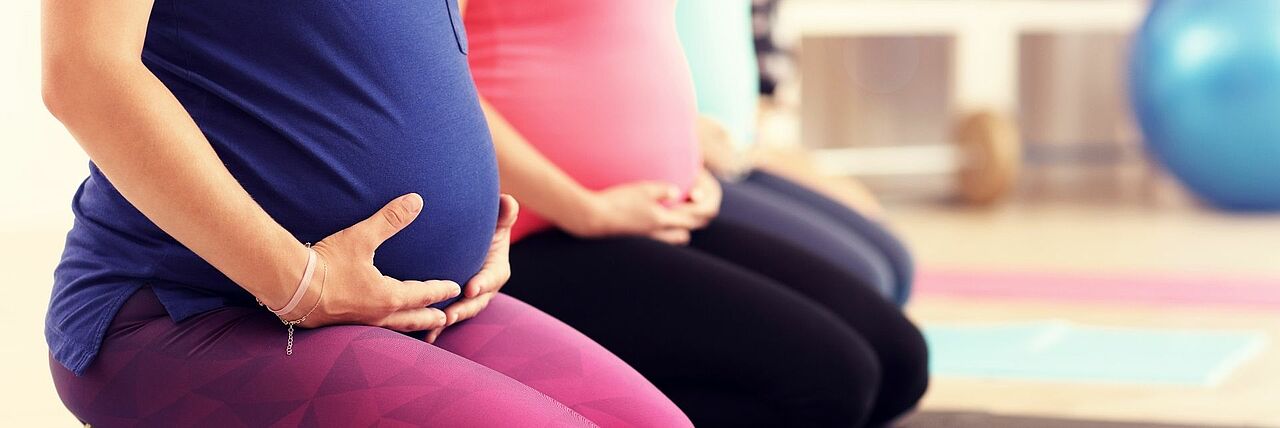 Schwangerschaftskurse Duisburg Schwangere Frauen machen Gymnastik