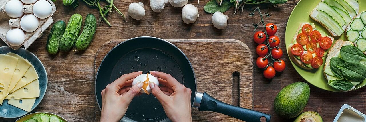 Kochkurse Tisch mit Essen, auf dem gekocht wird