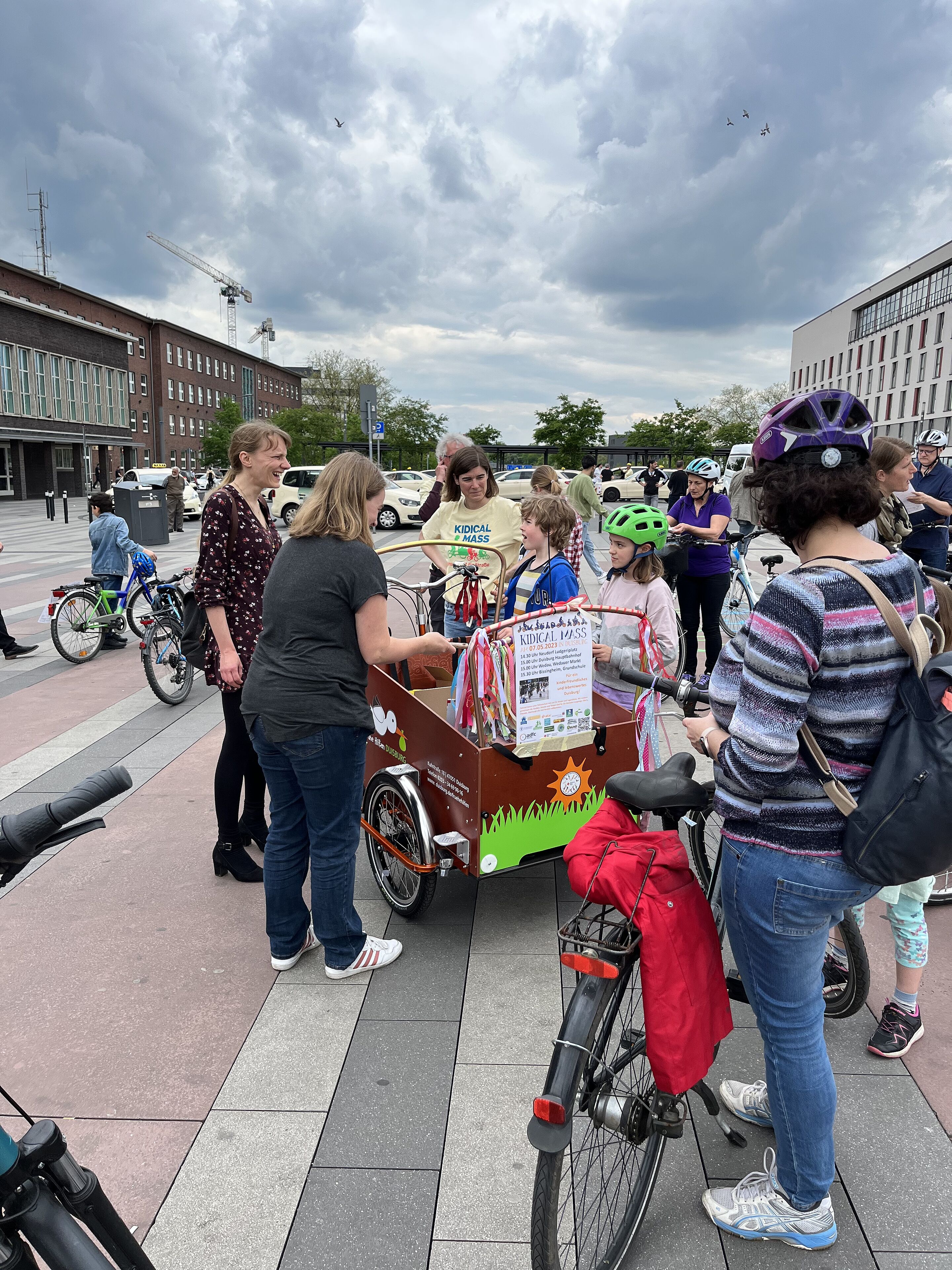 Treffen der Fahrradfahrer*innen auf dem Bahnhofsvorplatz