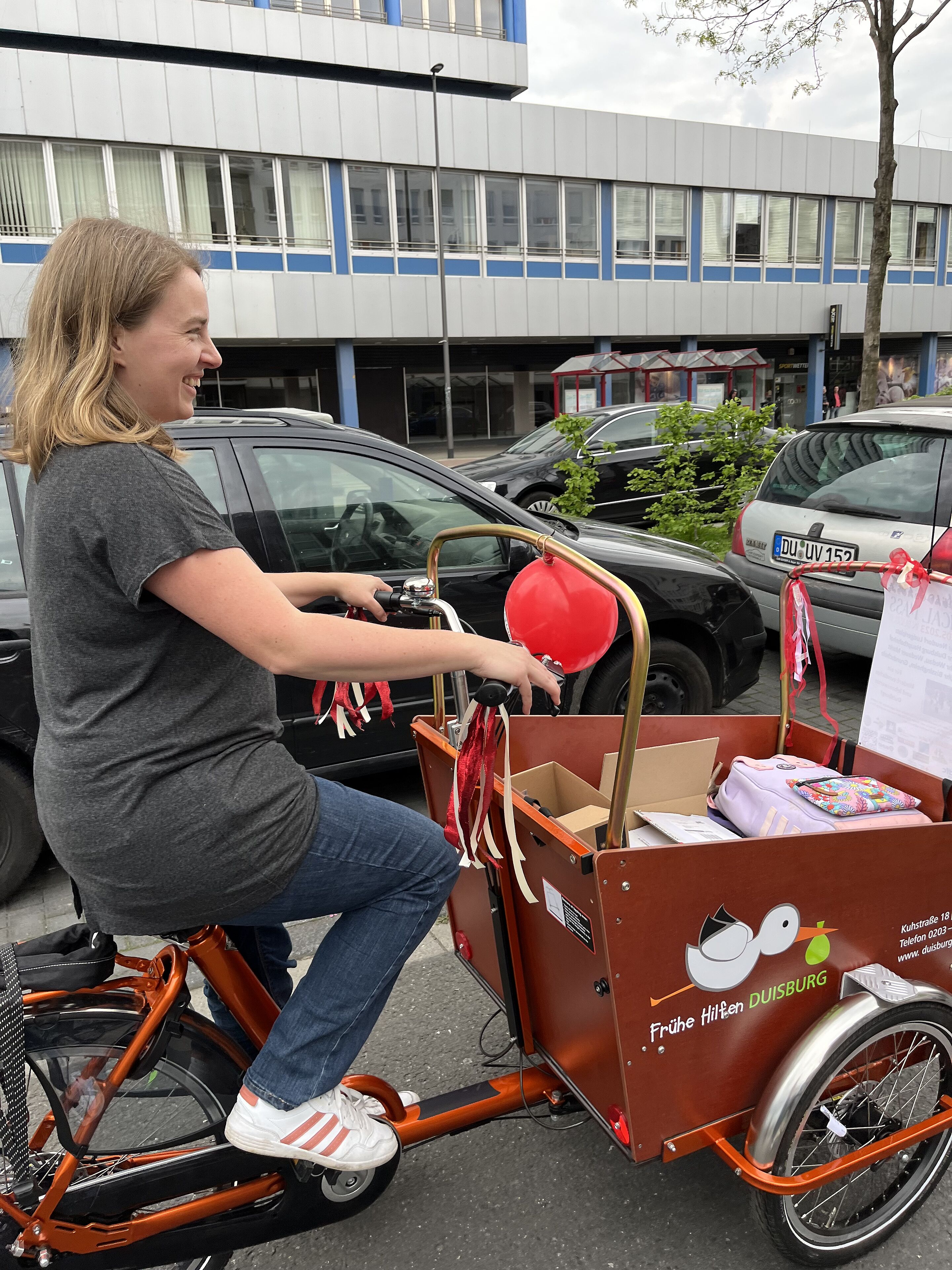 Frau auf Lastenfahrrad