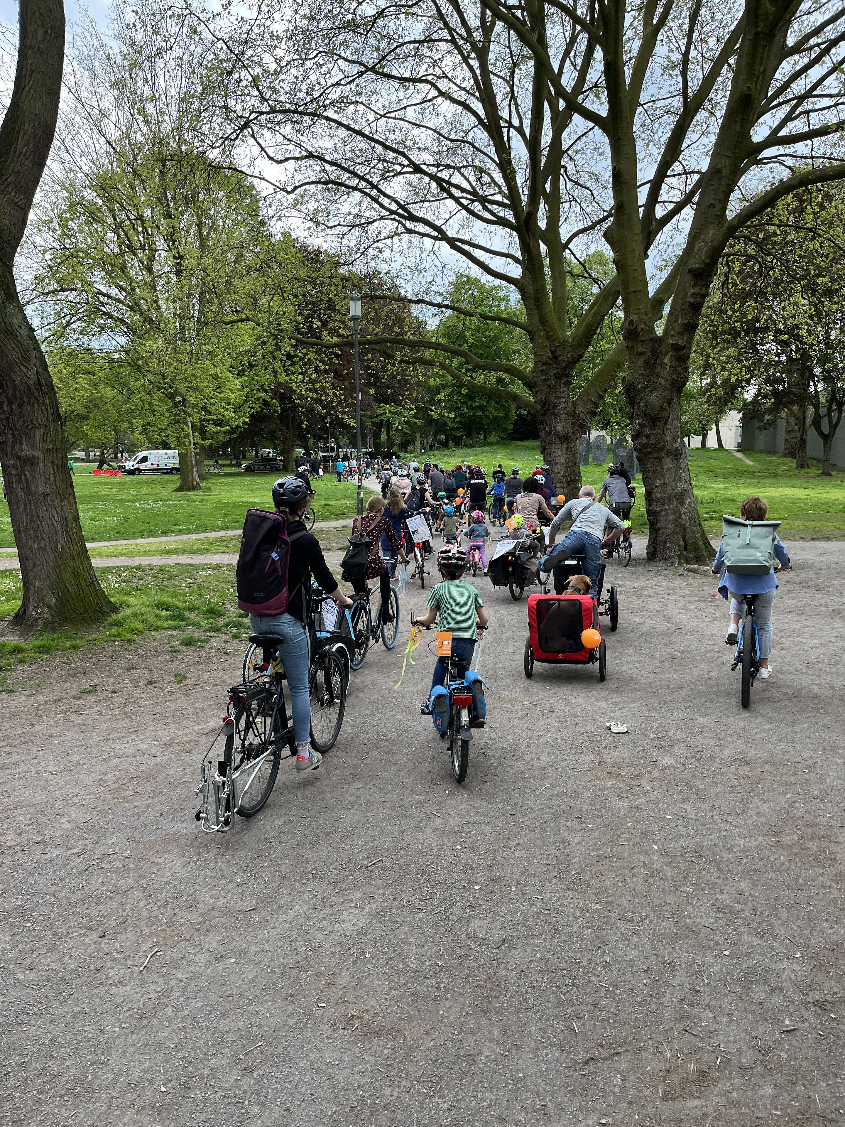 Fahrräder fahren im Park