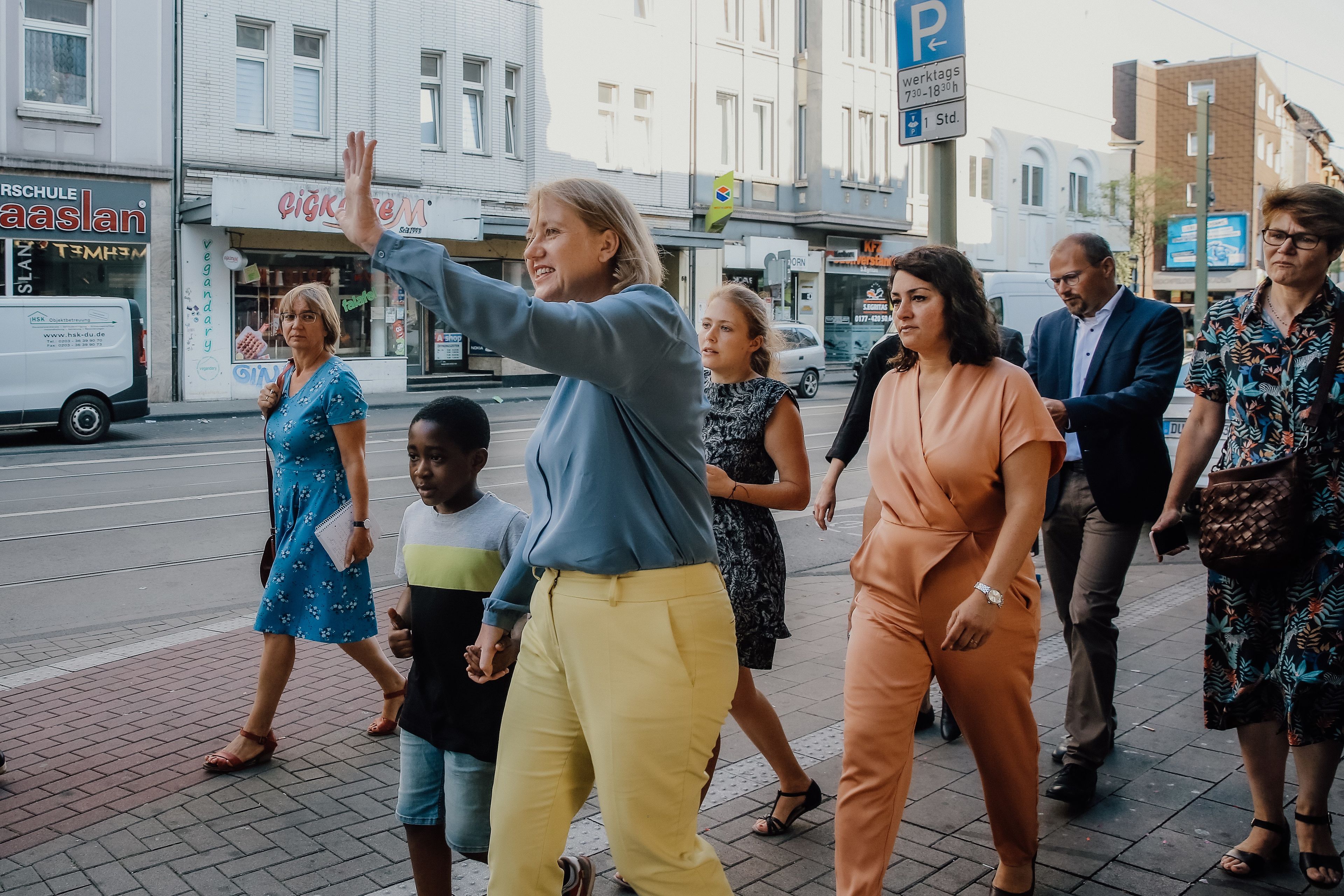 Menschengruppe läuft durch Stadtteil